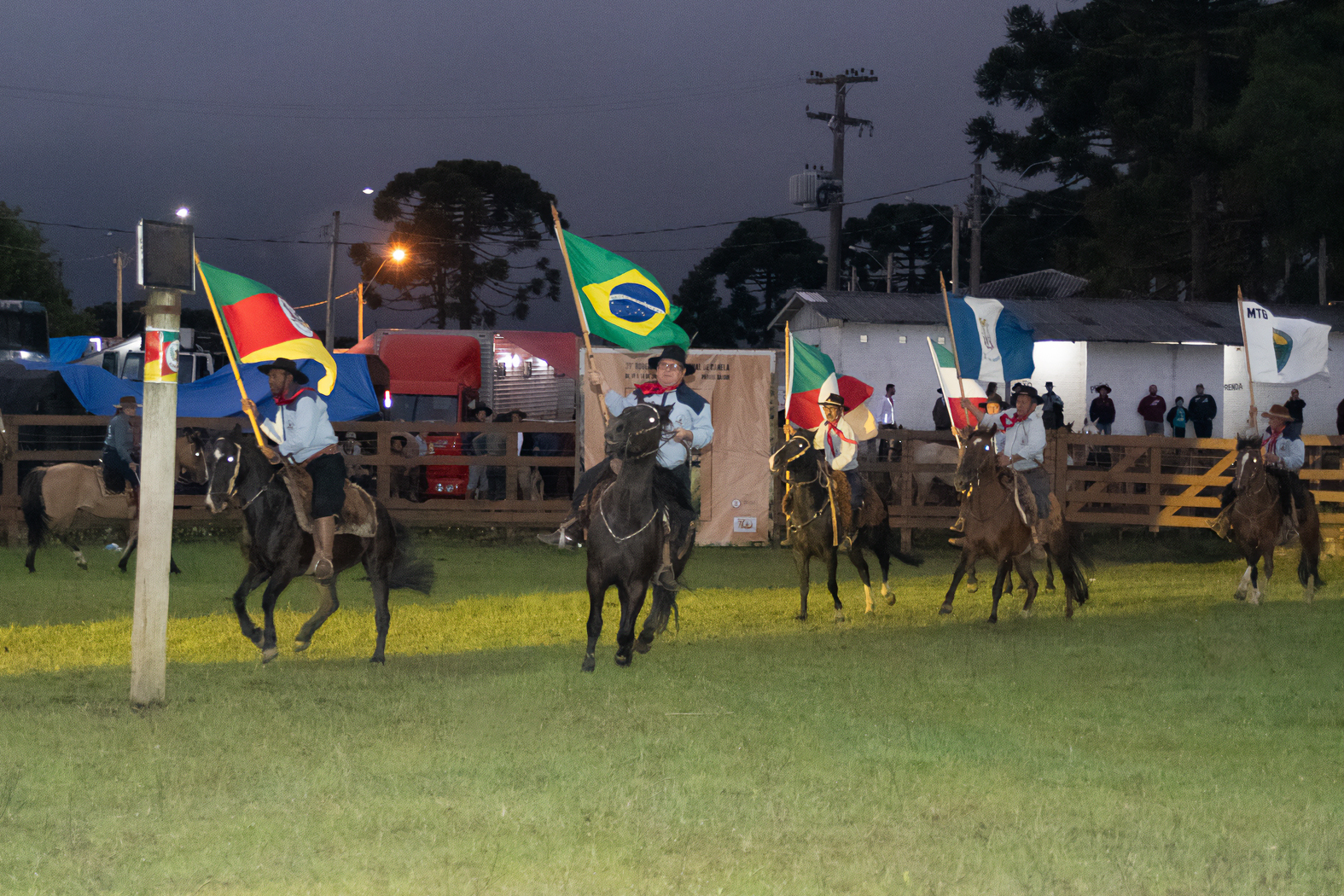 Milhares de pessoas prestigiam o 39º Rodeio Crioulo Nacional de Canela