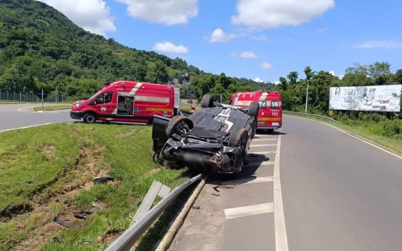 Idosa fica ferida após capotar seu veículo na ERS-115 em Três Coroas