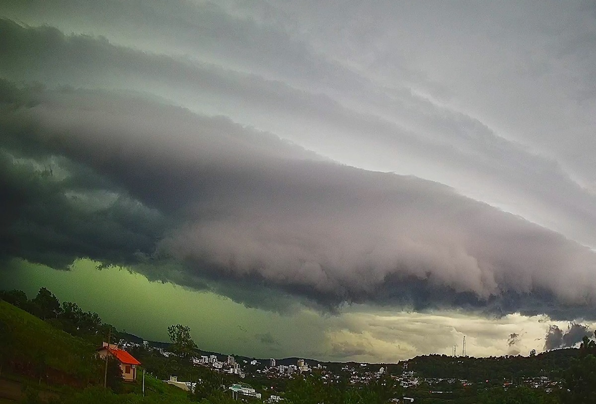 Observatório de Taquara registra 747 raios durante temporal deste domingo (14) - veja vídeo