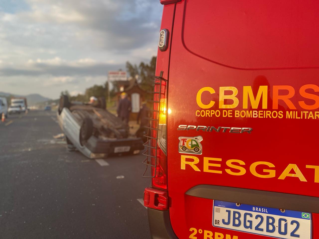 Mulher e três crianças ficam feridas após colisão e capotamento de veículo na ERS-115