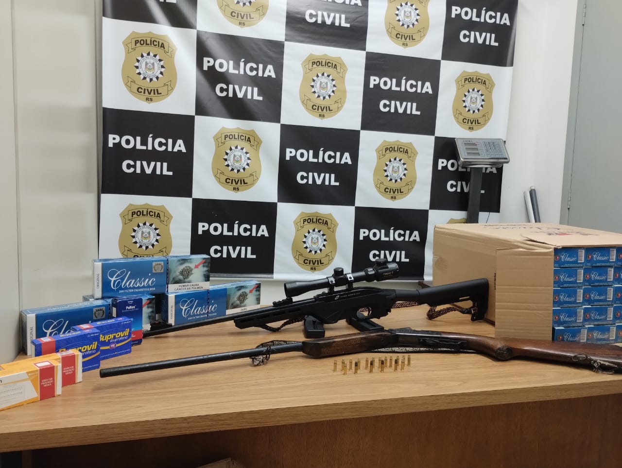 Um homem é preso e armas são apreendidas durante operação da Polícia Civil em Taquara