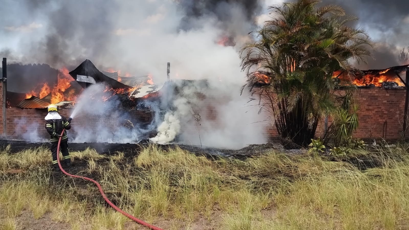 Corpo de Bombeiros de Taquara combate novo incêndio em depósito de lixo industrial