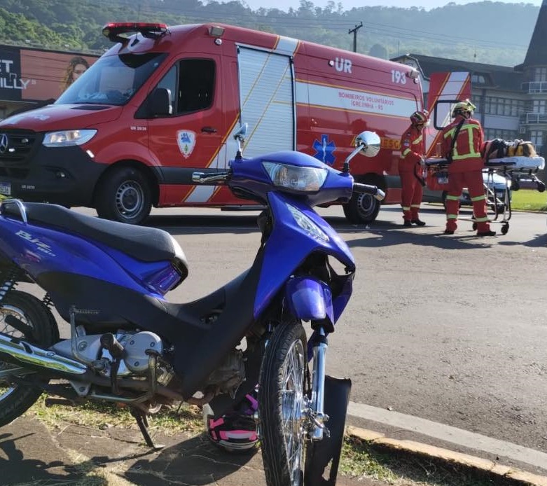 Jovem fica ferida após colisão entre carro e moto na ERS-115 em Igrejinha