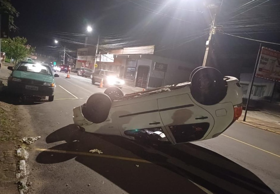 Bombeiros Voluntários atendem capotamento de veículo em Igrejinha