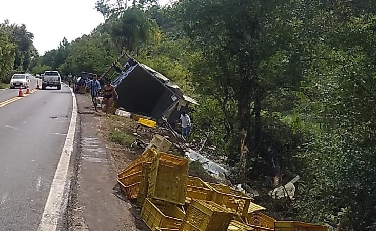 Frigorífico de Osório alerta sobre venda irregular de seus produtos após caminhão tombar na ERS-239
