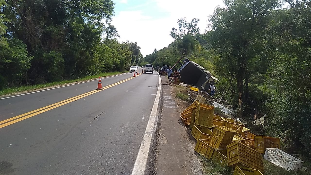 Caminhão frigorífico tomba na ERS-239 e carga fica espalhada ao lado da pista