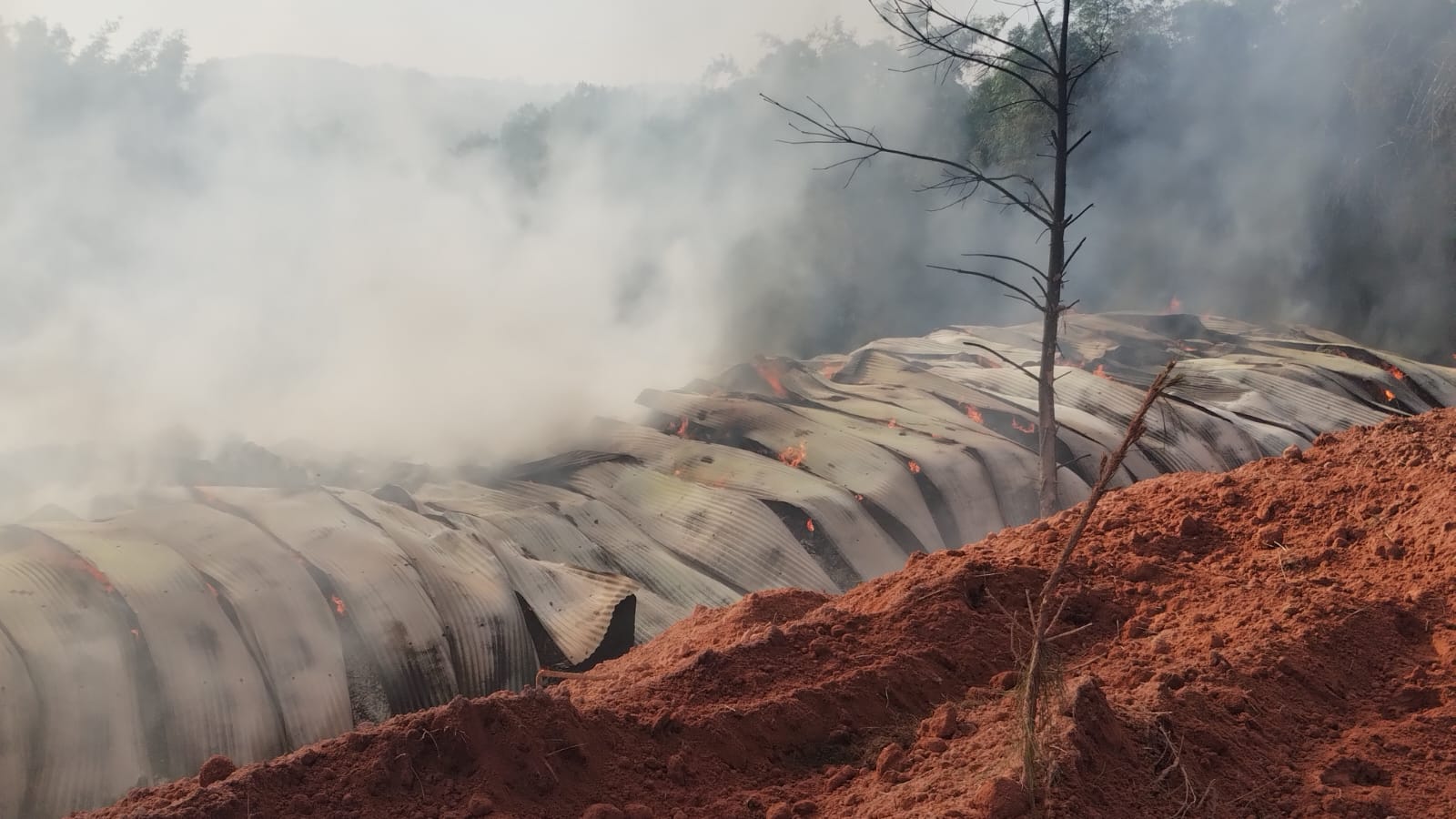 Ações de combate ao fogo no depósito de lixo industrial seguem ocorrendo em Taquara
