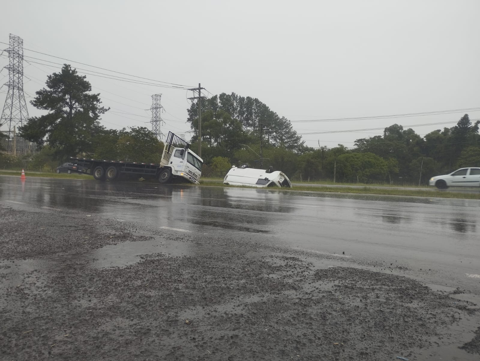 Homem fica ferido após capotamento de veículo na ERS-239 em Taquara