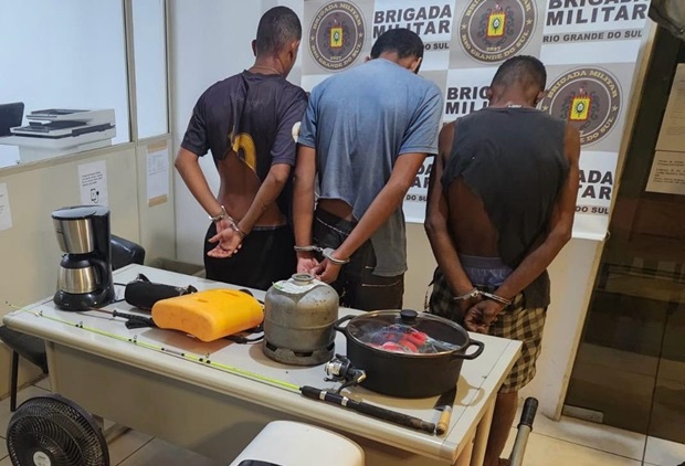 Trio é preso no momento em que furtava residência no interior de Taquara