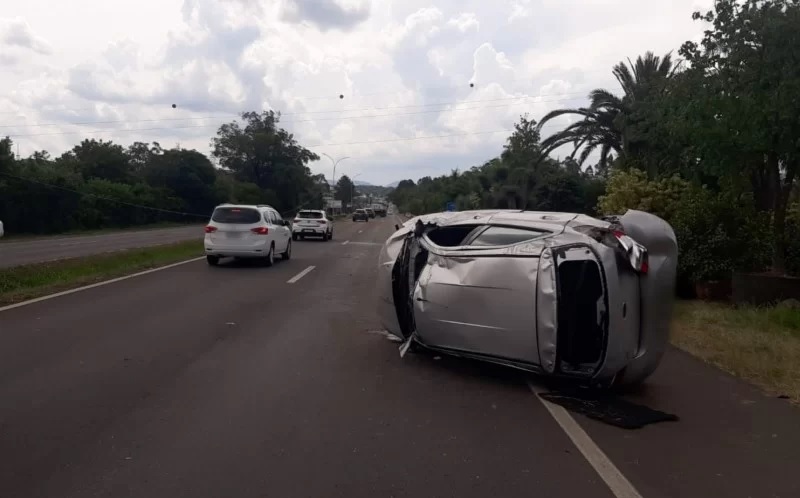 Jovem fica ferido após se envolver em capotamento na ERS-239 em Parobé