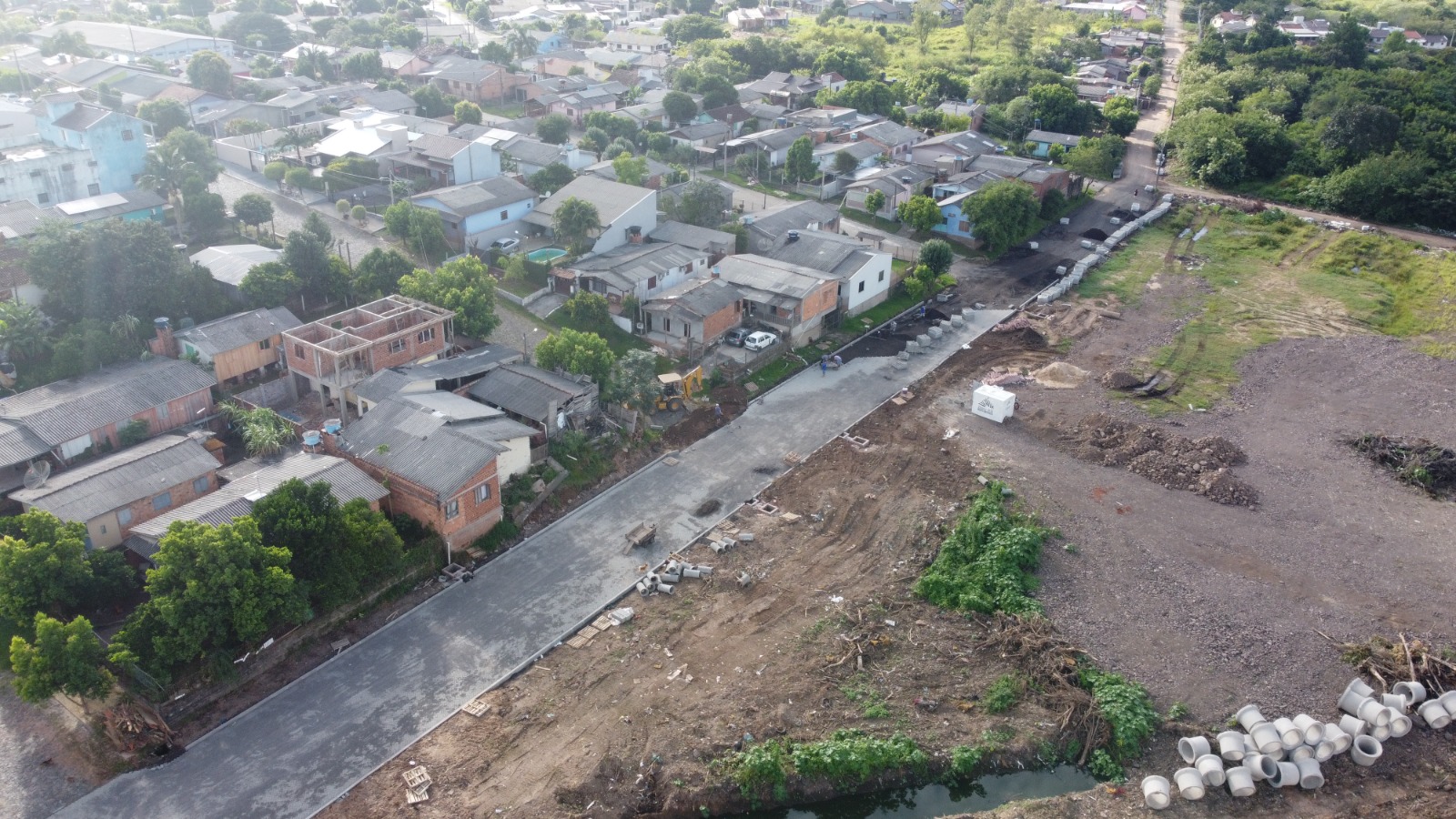 Secretaria de Obras de Parobé segue realizando a pavimentação da Rua dos Trilhos