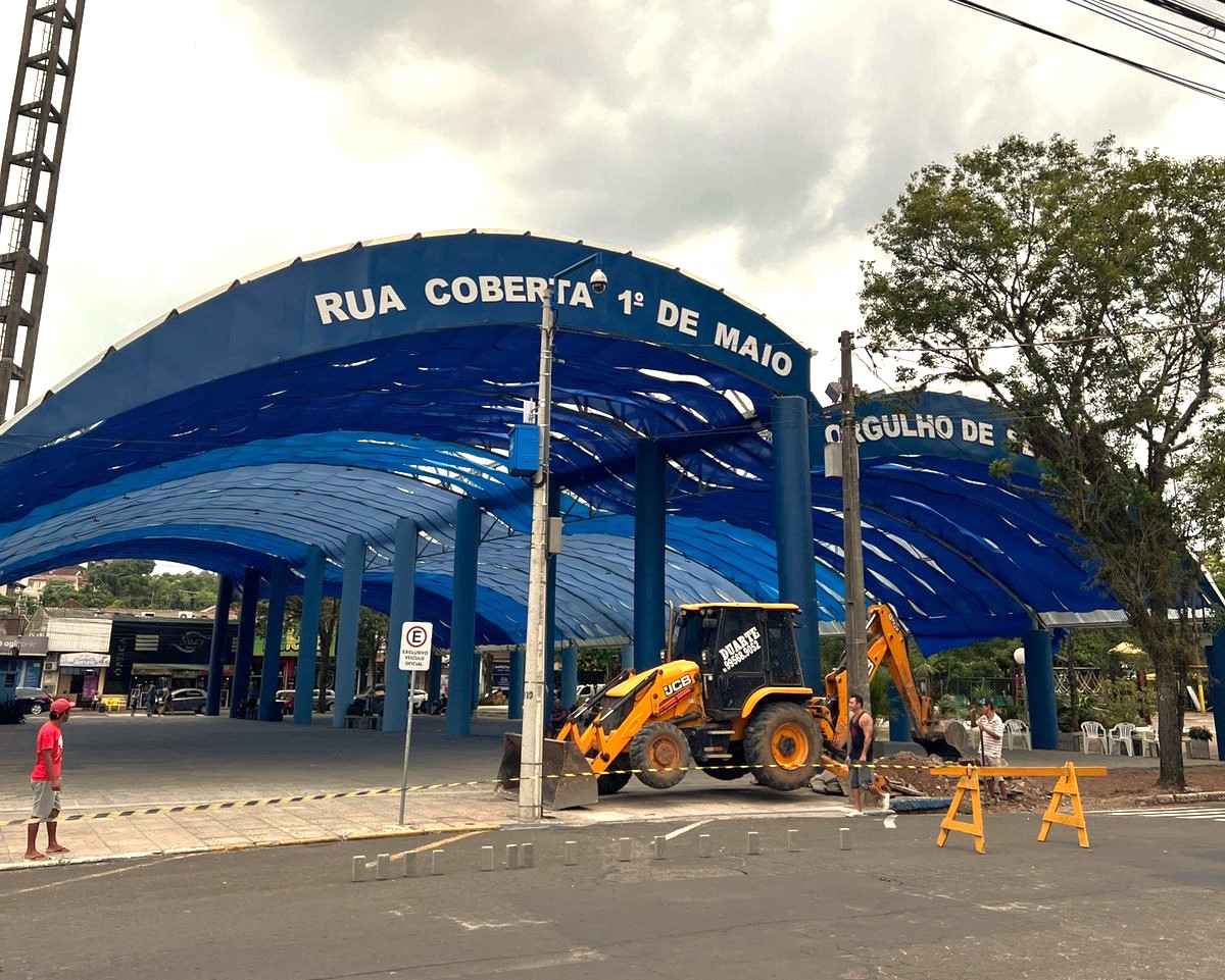 Entorno da Praça 1º de Maio começa a receber melhorias em Parobé
