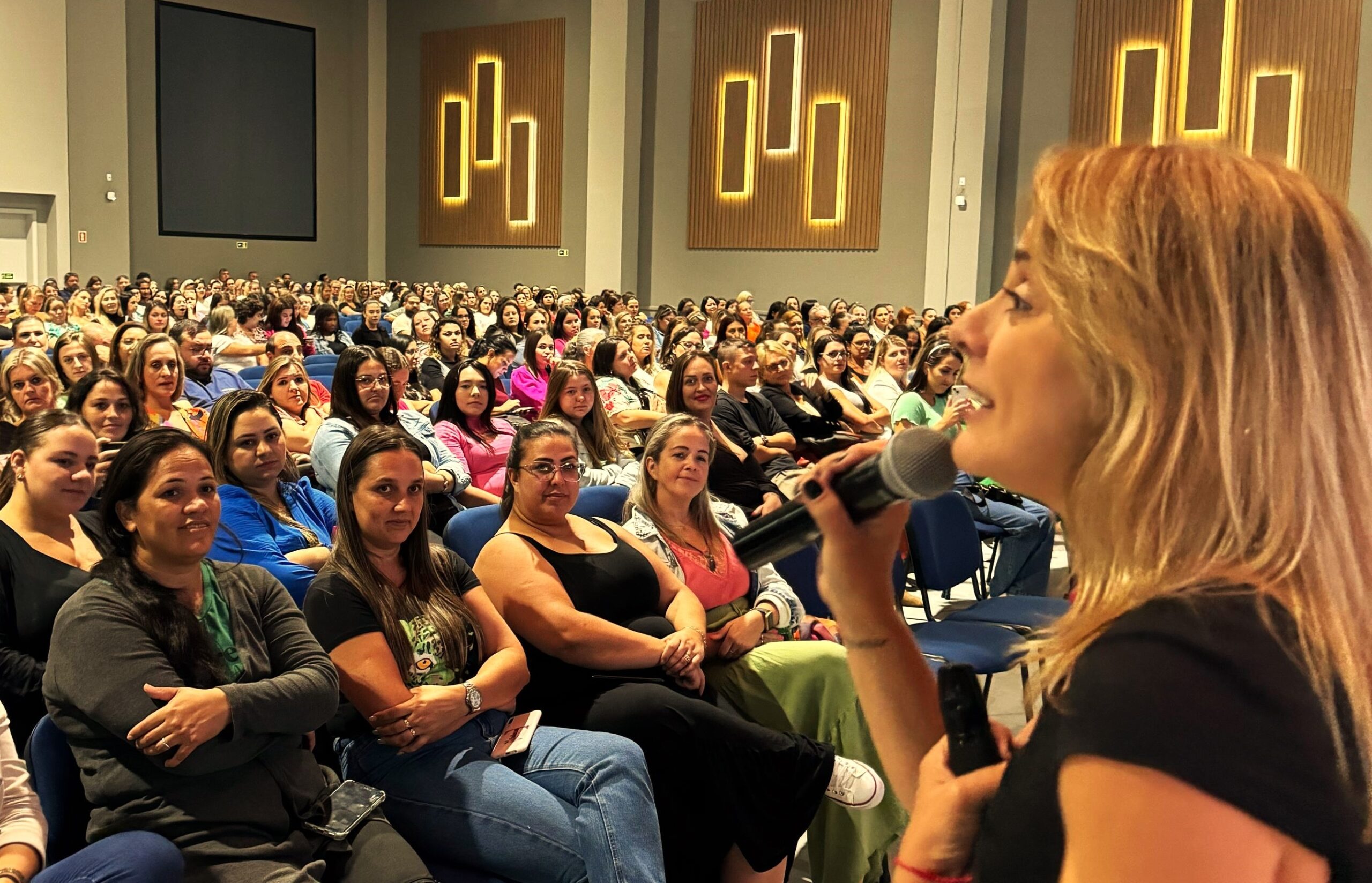 Secretaria de Educação de Parobé reúne cerca de 800 educadores na abertura do ano letivo 2024