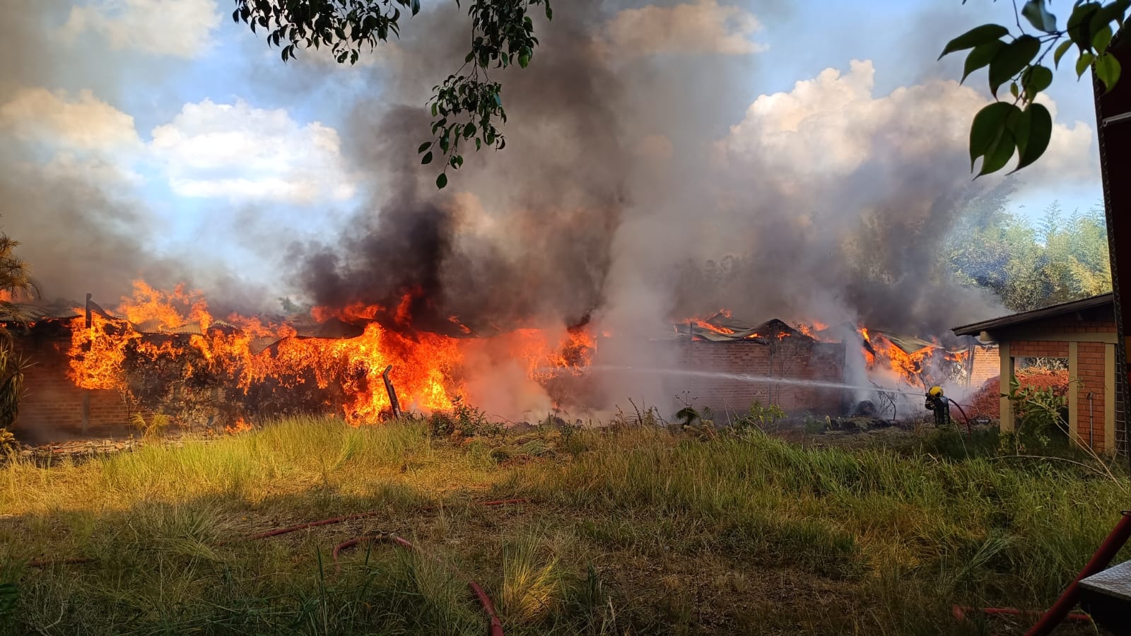 Bombeiros de cinco cidades da região seguem no combate ao fogo no depósito de lixo em Taquara - veja vídeos