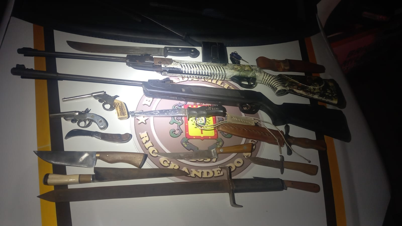 Homem é detido por violência doméstica e por porte ilegal de armas