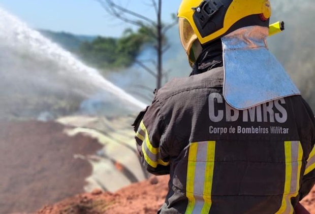 Após mais de 12 horas de trabalho, Corpo de Bombeiros de Taquara encerra combate ao fogo no depósito de lixo