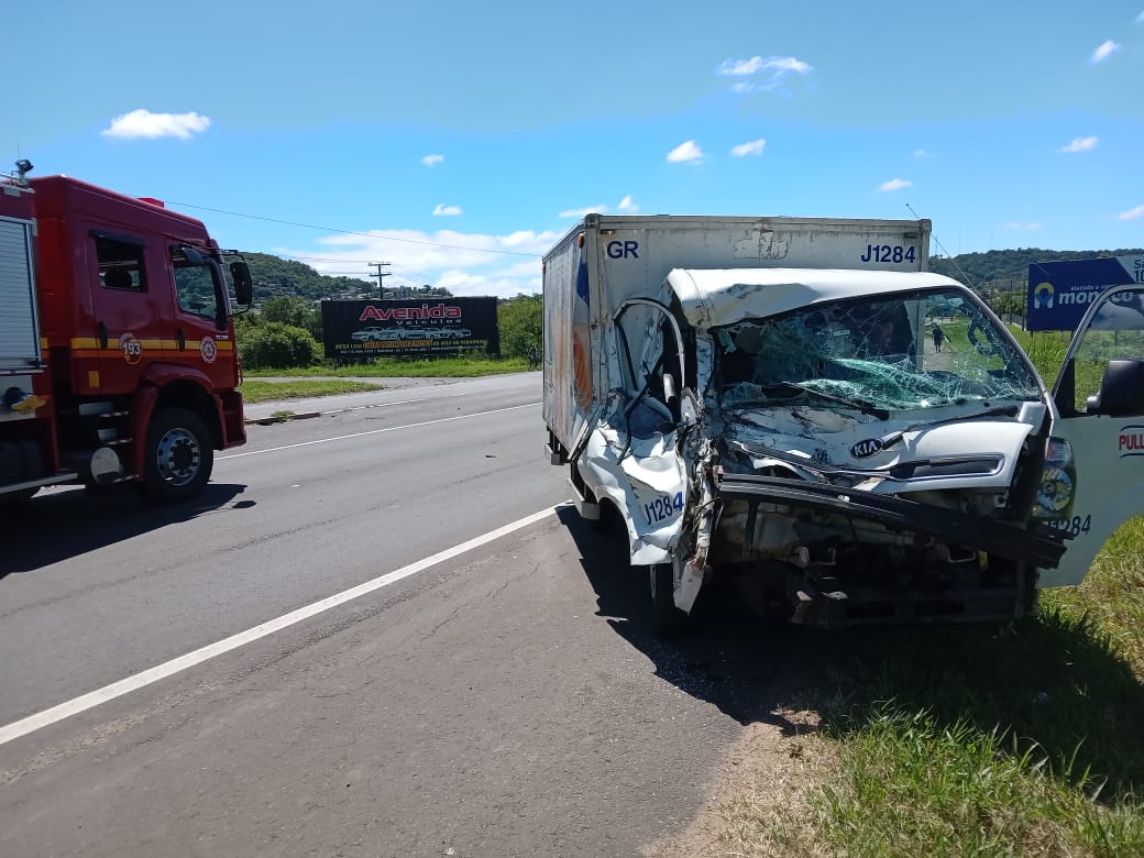 Homem fica ferido após colisão entre caminhões na ERS-239 em Parobé