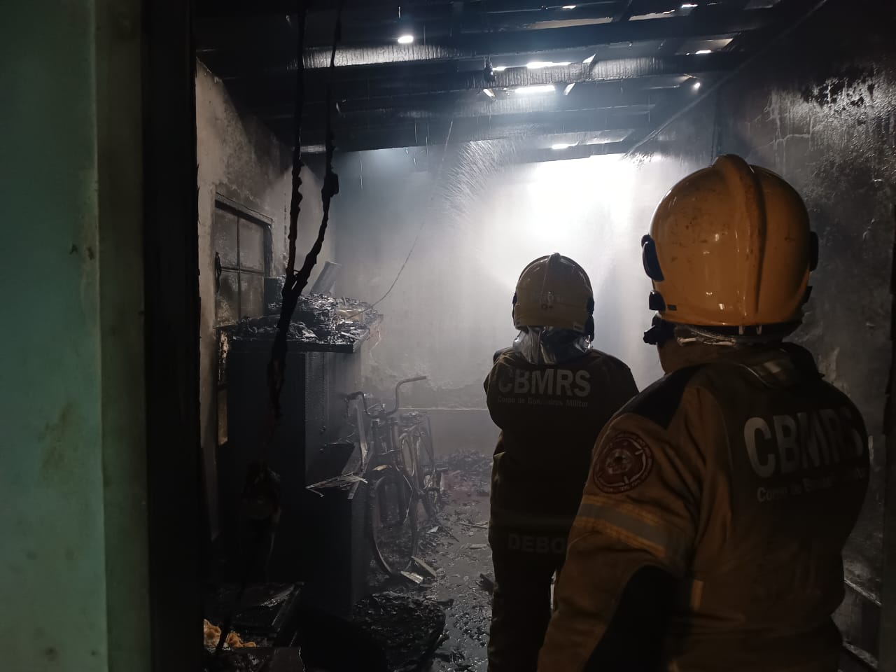 Homem fica gravemente ferido após incêndio em oficina em Parobé