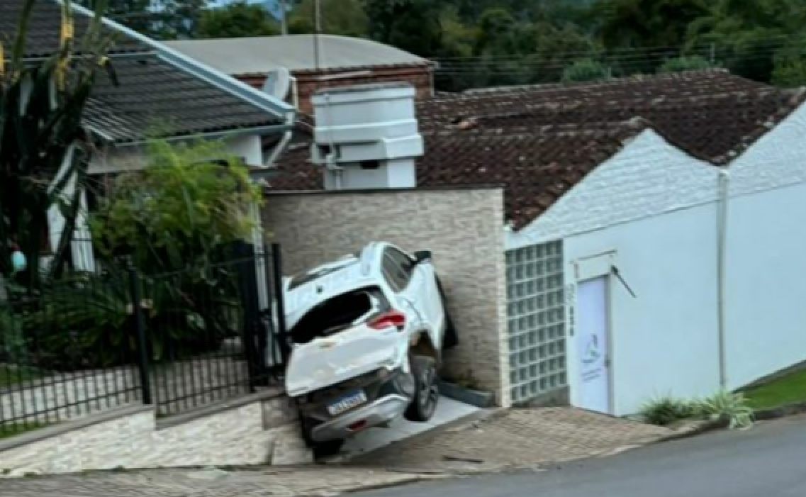Motorista de caminhão colide em carro estacionado e muro de residência em Rolante