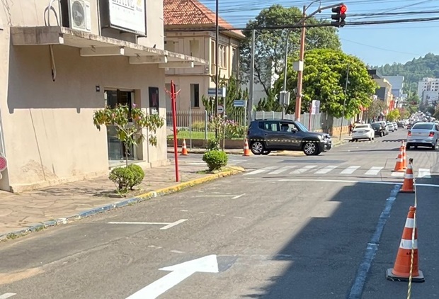 Prefeitura de Taquara retoma trânsito em mão única na esquina da Júlio de Castilhos com a Coronel Evaristo