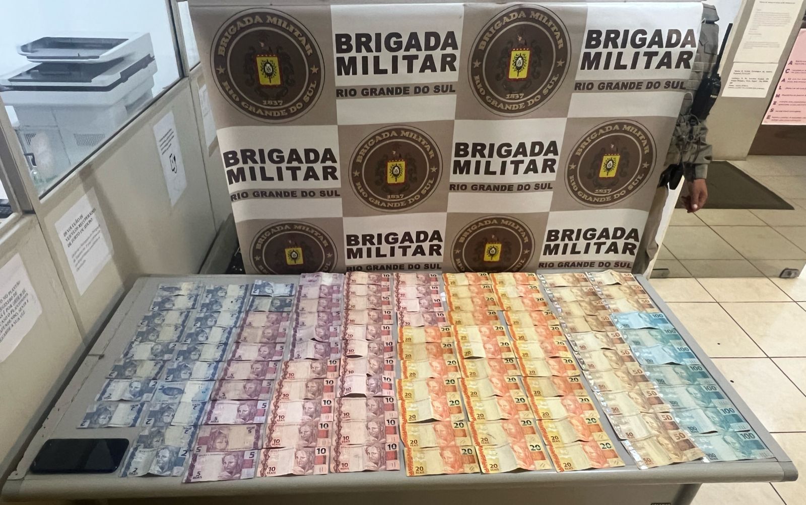 Brigada Militar de Taquara prende homem com mais de R$ 2 mil oriundos do tráfico de drogas