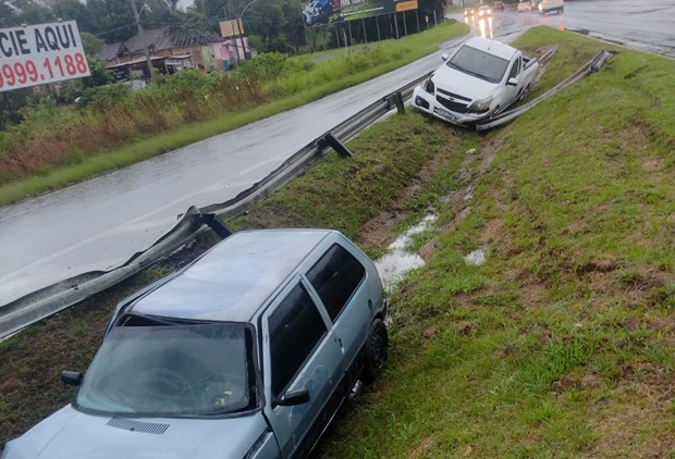 Veículos saem da pista no mesmo ponto da ERS-115 em Igrejinha