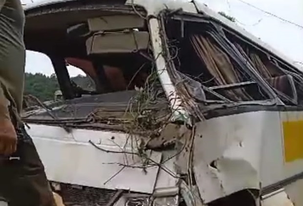 Estudante do ônibus que caiu ao lado de ponte no interior de Taquara passa por cirurgia no fêmur