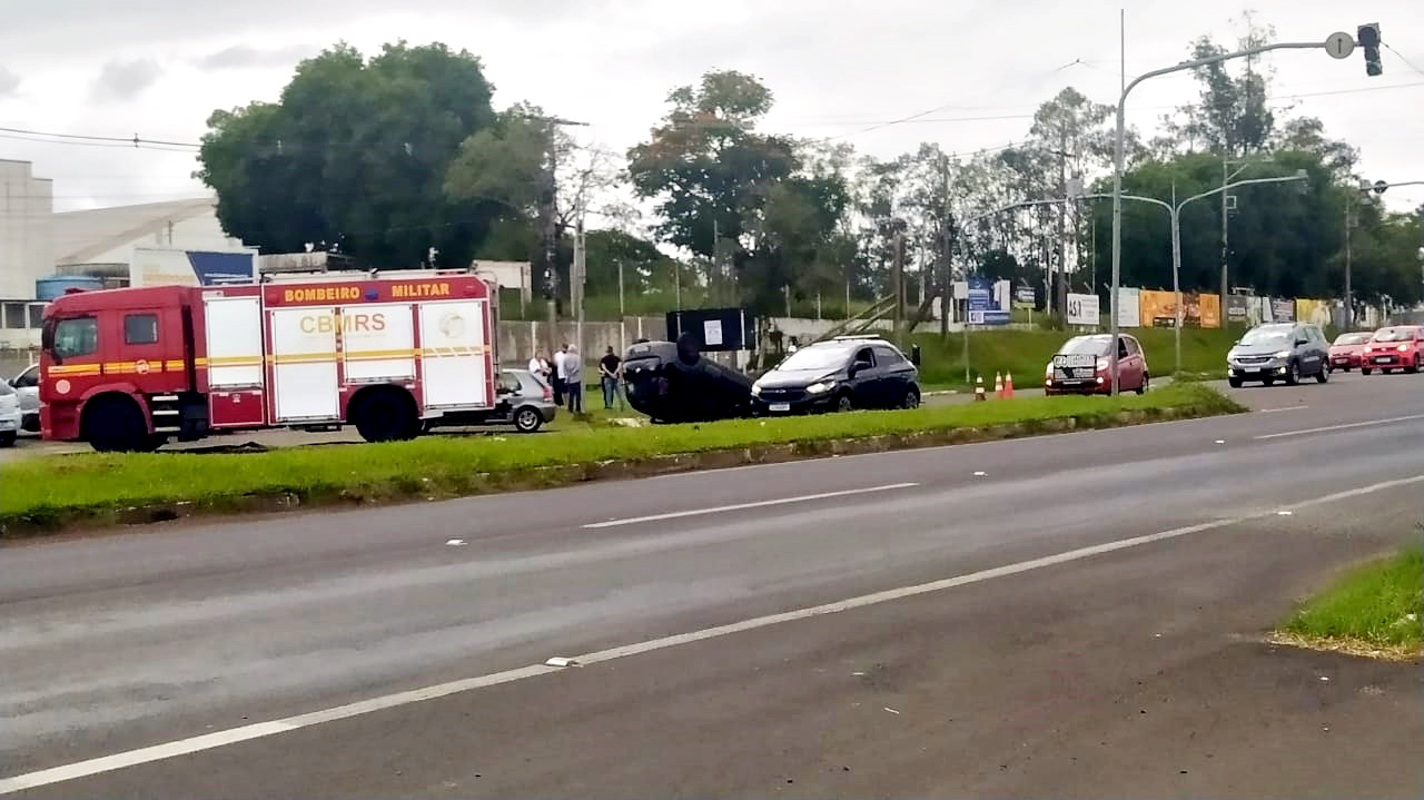 Colisão de veículos resulta em capotamento na ERS-115 em Taquara