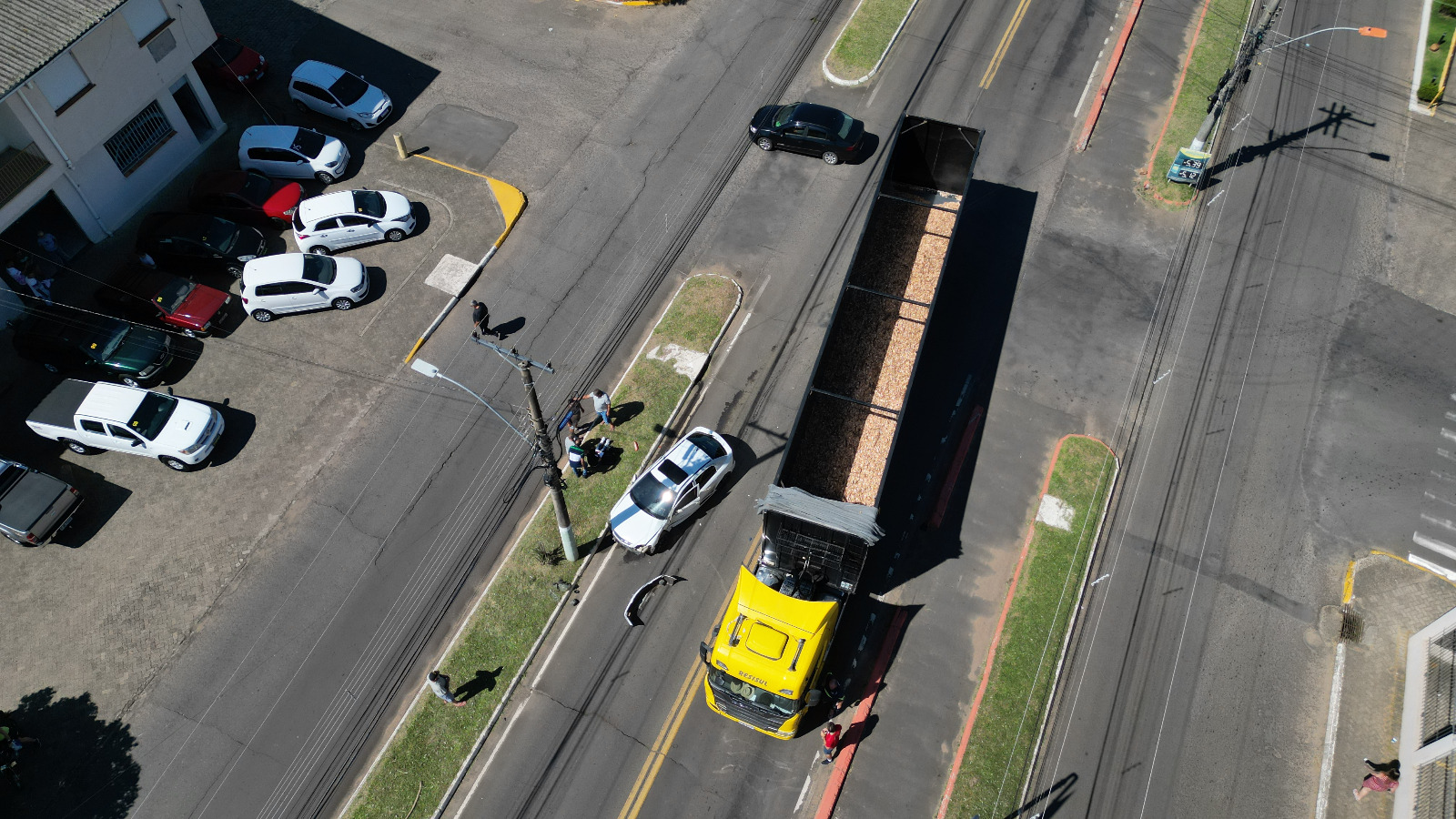 Homem fica ferido após colisão entre carreta e automóvel na ERS-020 em Taquara
