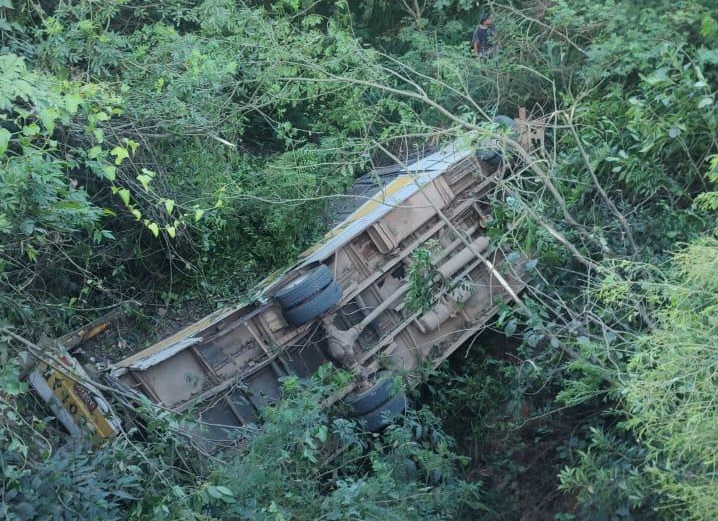 Ônibus escolar cai ao lado de ponte no interior de Taquara - veja vídeos