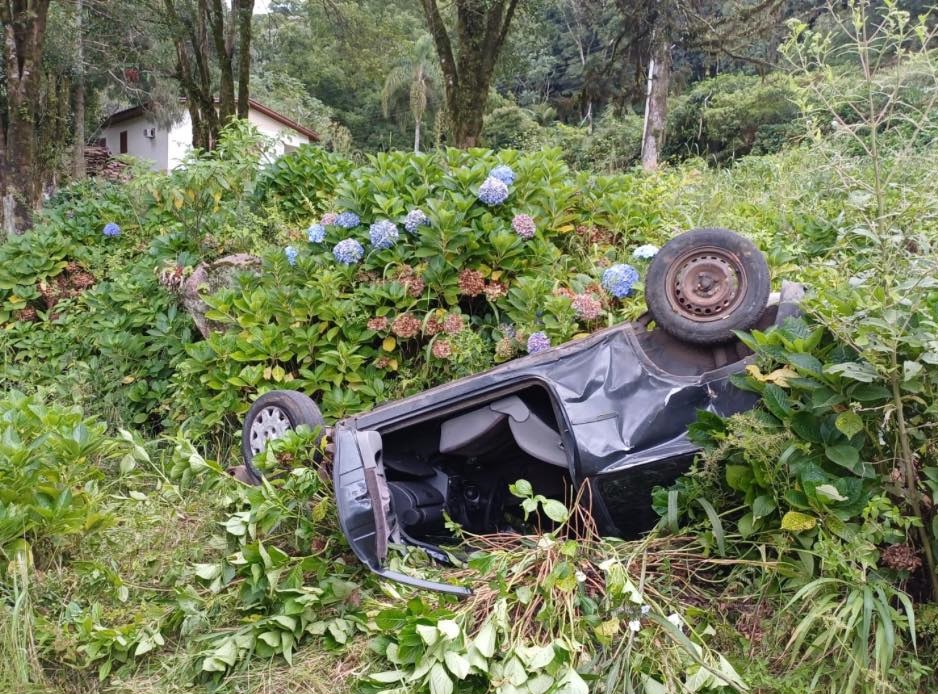 Homem é resgatado de seu veículo após se envolver em capotamento em Igrejinha
