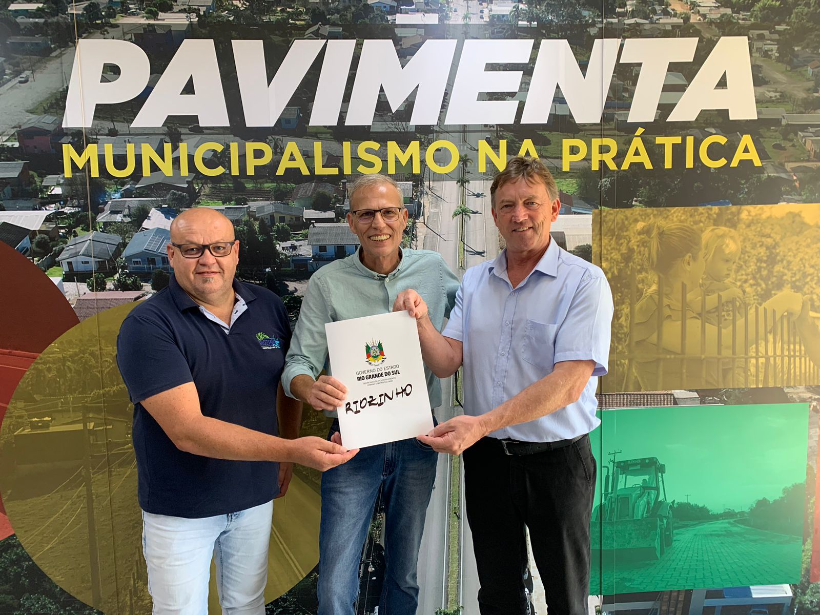 Prefeito de Riozinho realiza assinatura de convênio para obra de pavimentação no município