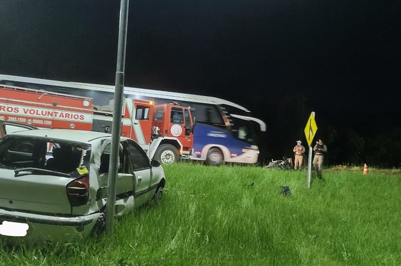 Colisão entre carro e moto deixa três pessoas feridas na ERS-239 em Parobé