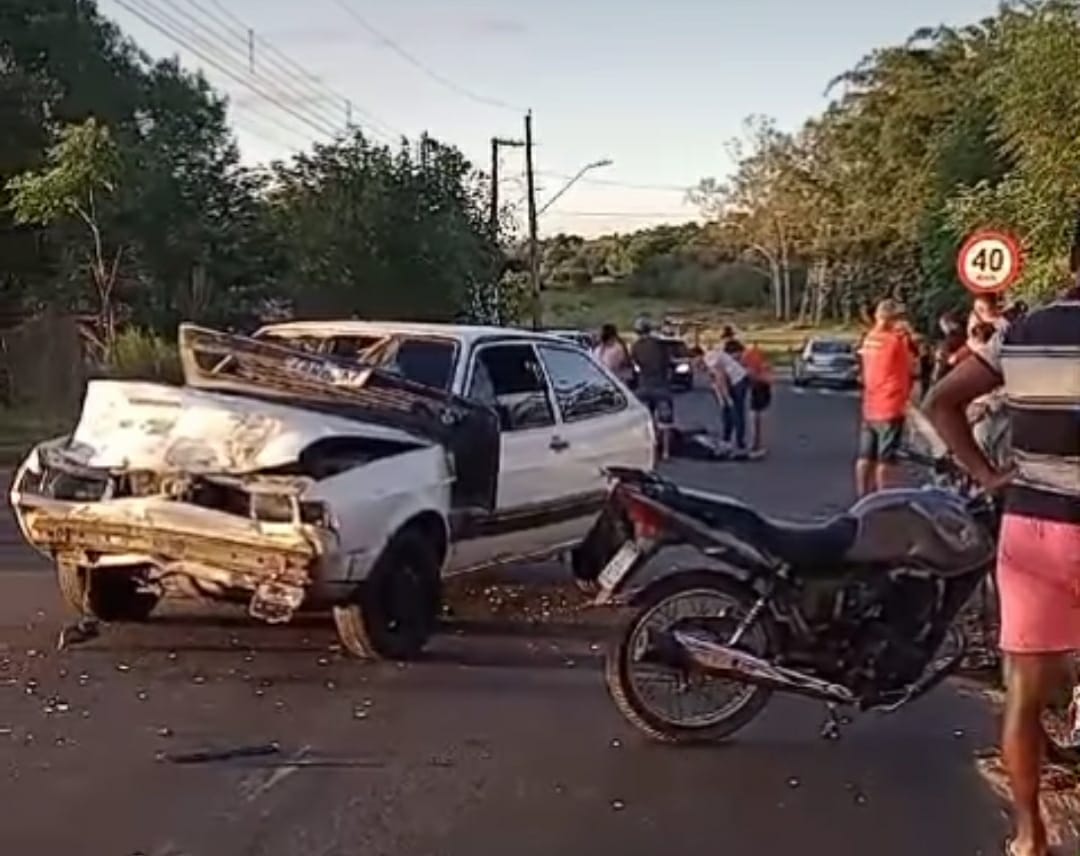 Casal fica ferido após colisão entre carro e moto no interior de Parobé