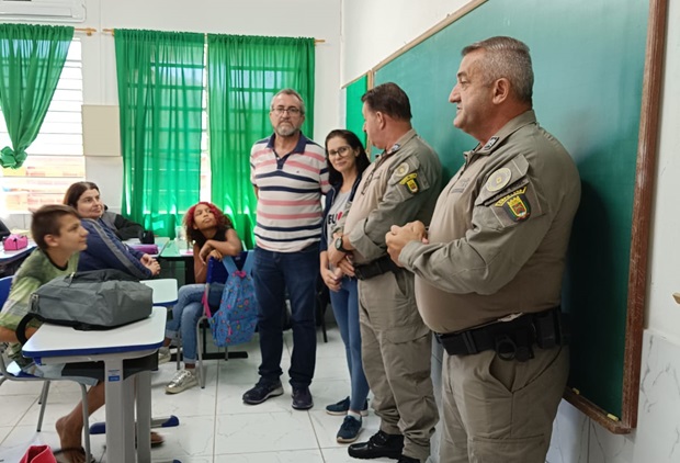 Alunos do interior de Taquara recebem visita da Patrulha Escolar da Brigada Militar