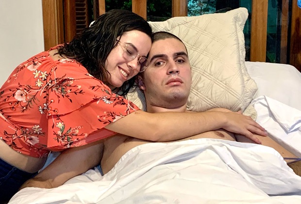 Jovem organiza chá beneficente para ajudar no tratamento do marido, que sofreu acidente meses depois do casamento