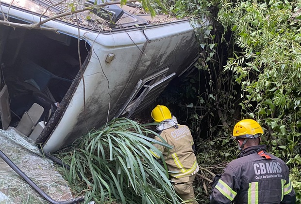 Duas crianças do ônibus escolar que caiu ao lado de ponte em Taquara estão no HPS de Canoas