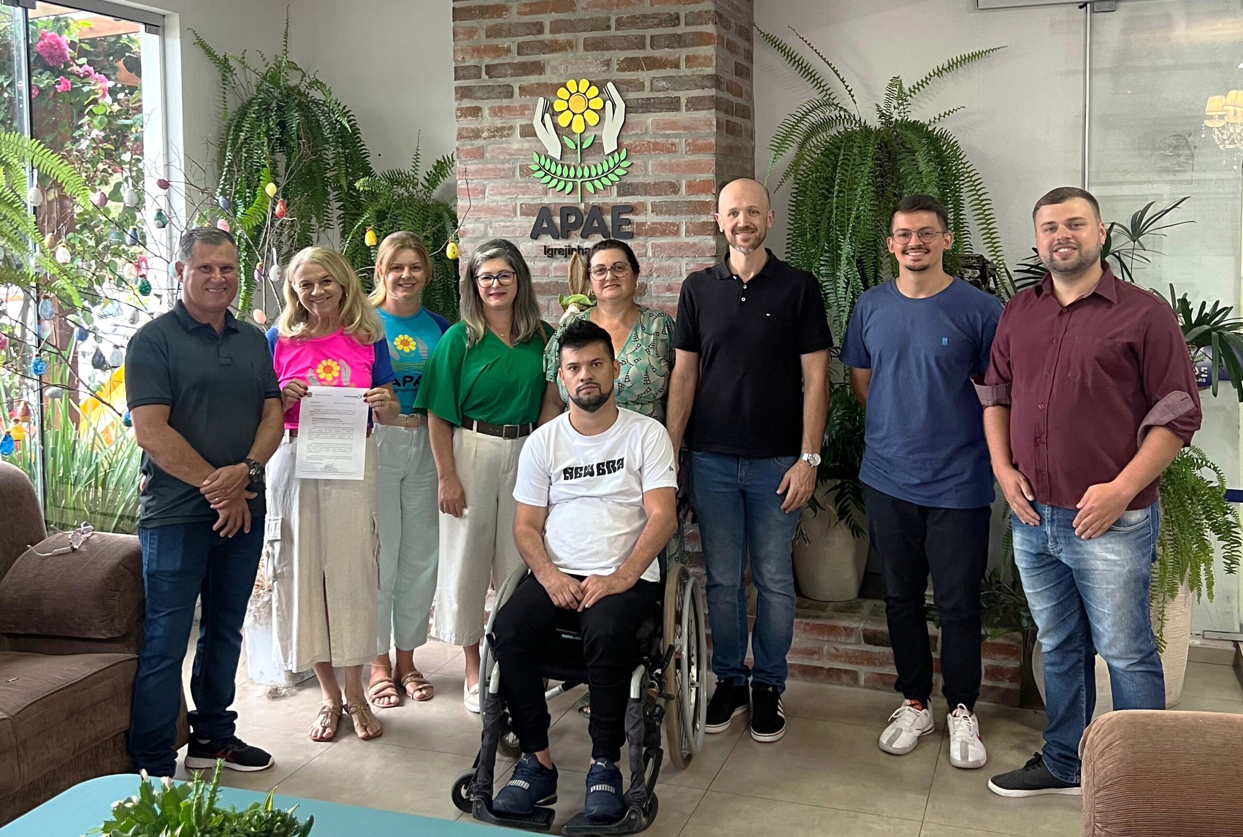 Comitiva do MDB de Igrejinha entrega R$ 125 mil para APAE do município