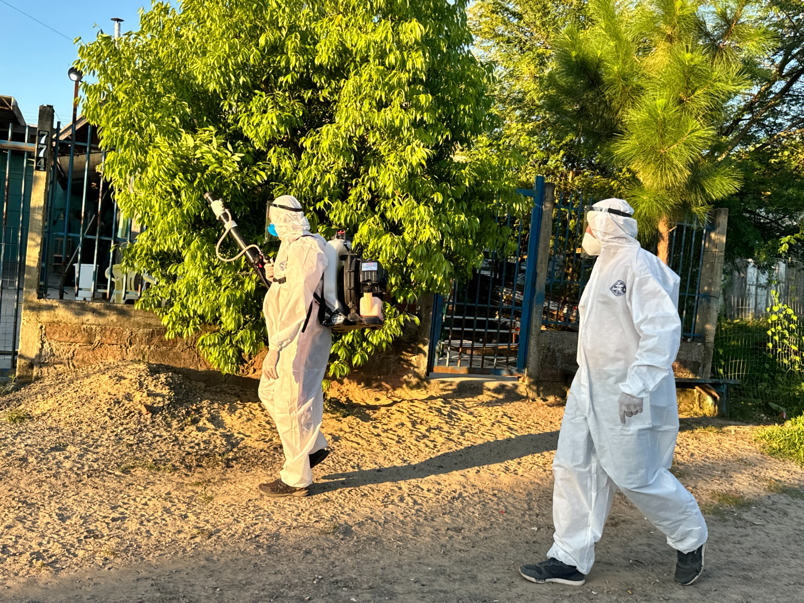 Agentes de endemias trabalham no combate à dengue em Taquara