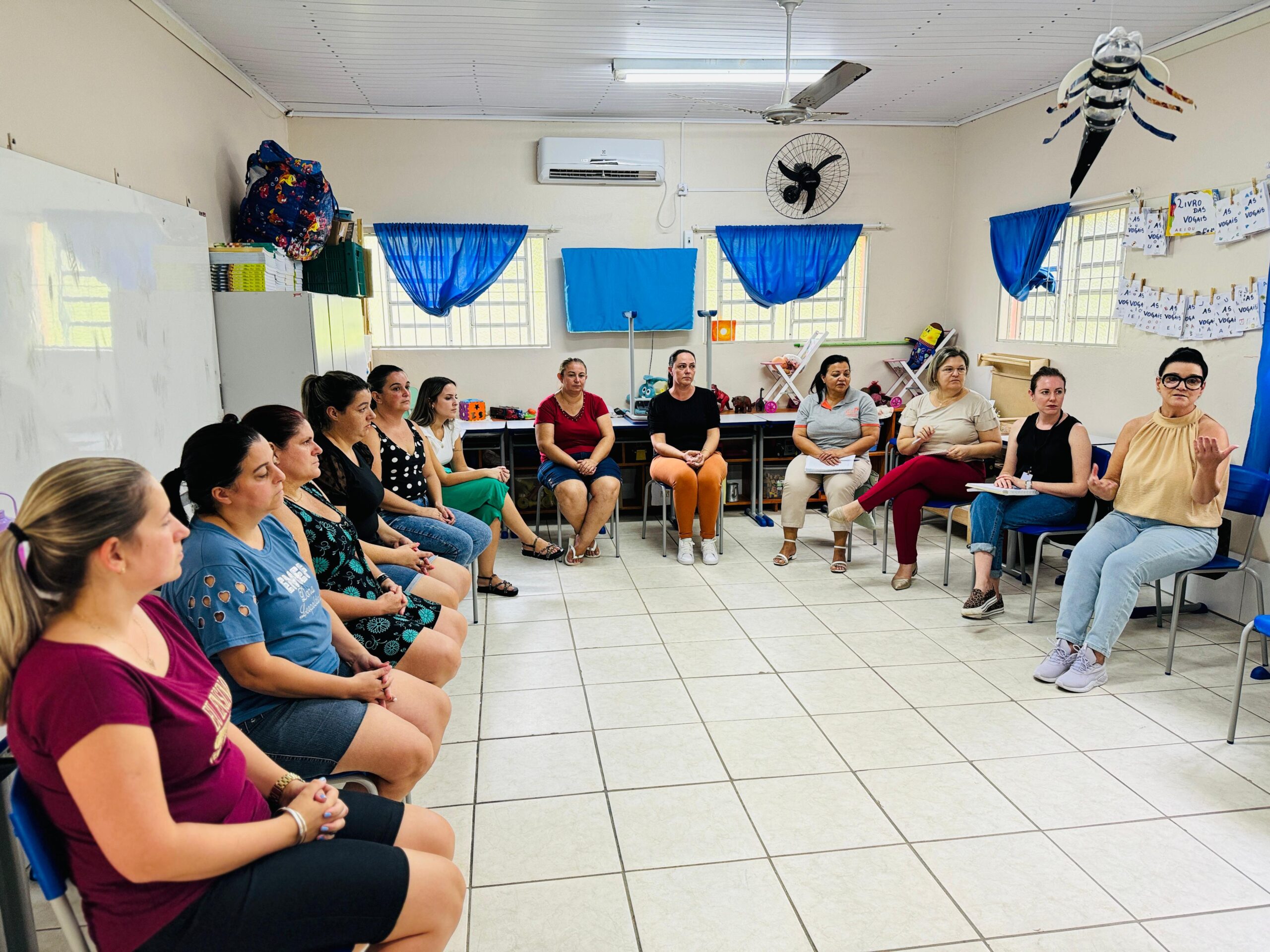 Profissionais da escola Dona Leopoldina recebem assistência psicológica e social no interior de Taquara