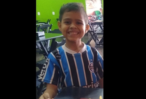 Moradora de Igrejinha busca ajuda para ficar no Paraná enquanto filho de sete anos trata Anemia de Fanconi