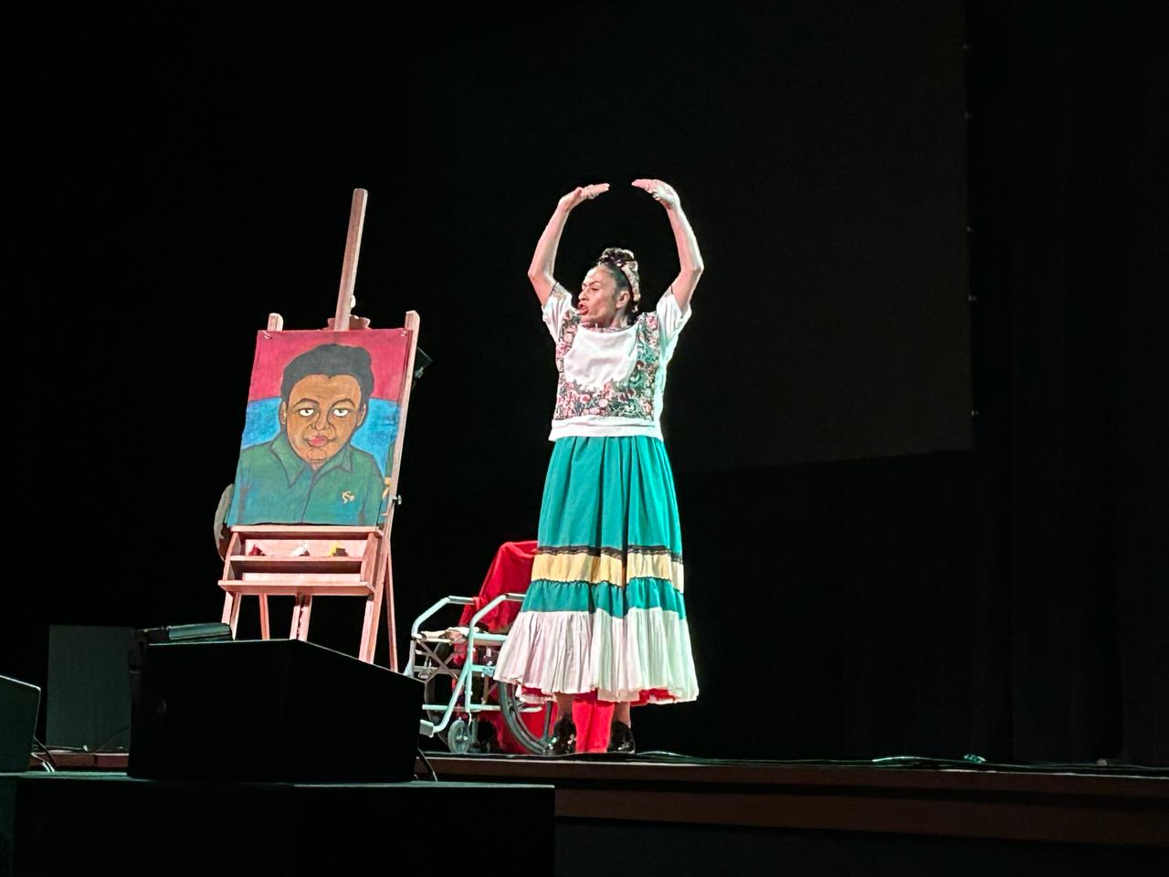 Centenas de pessoas prestigiam o espetáculo teatral "Frida Kahlo, à Revolução!" em Taquara