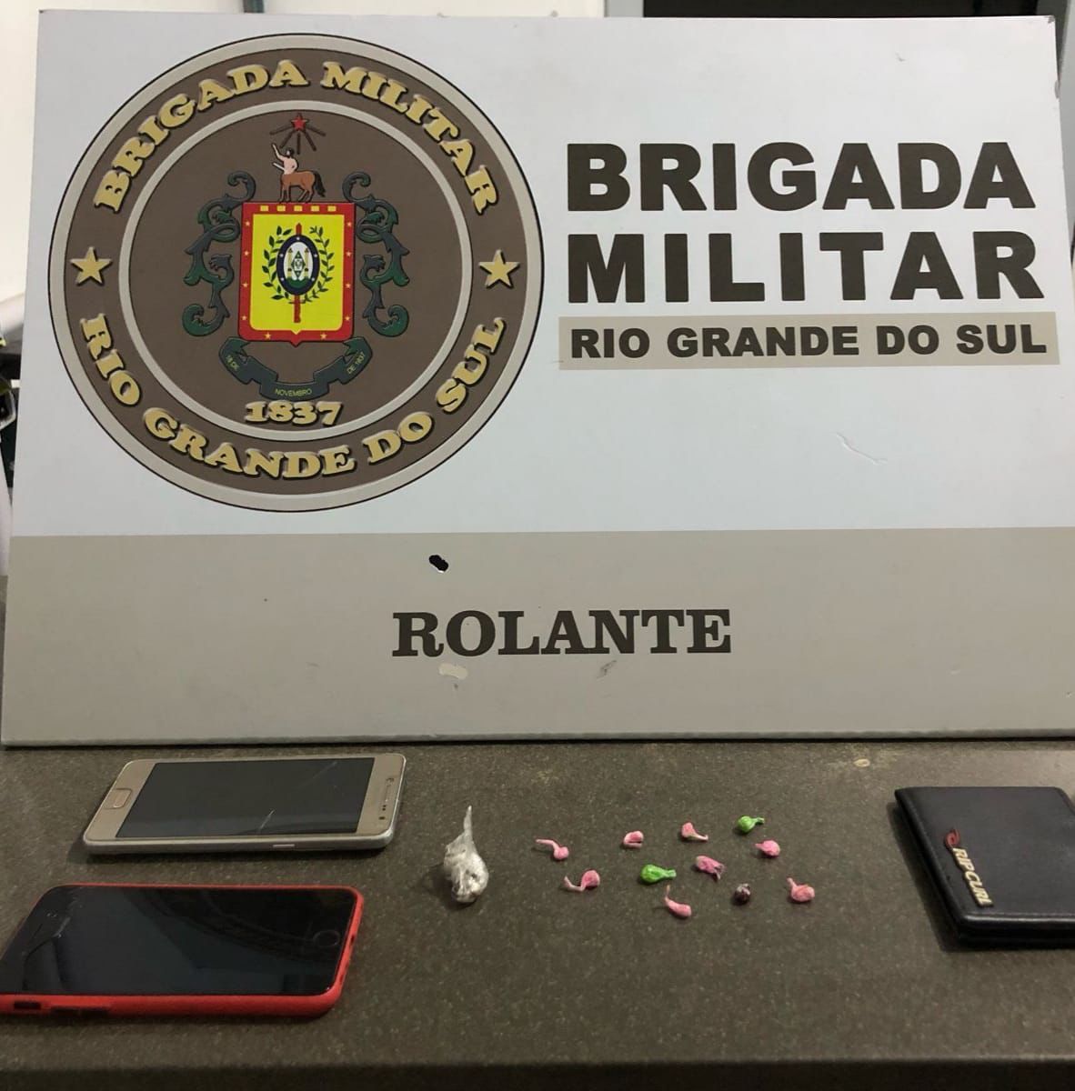 Indivíduo é preso e menor apreendido por tráfico de drogas em Rolante