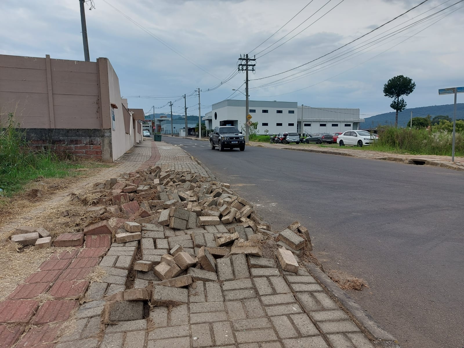 Prefeitura de Rolante registra ocorrência contra autor de estragos em calçada e rua do município