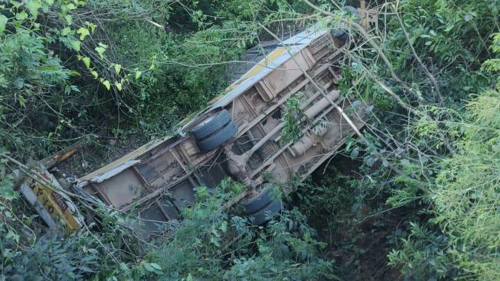 Ônibus escolar tomba em acidente com feridos no interior de Taquara