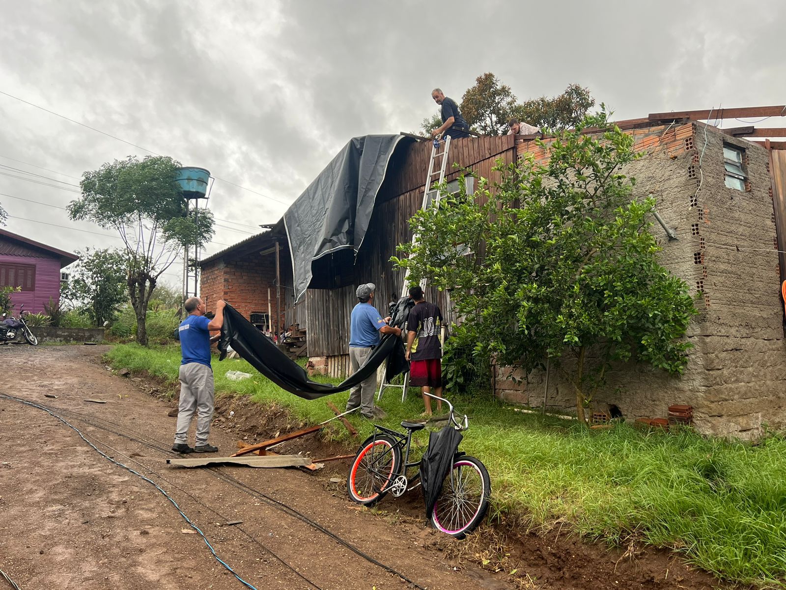 Igrejinha informa que inúmeras casas ficaram destelhadas após passagem de temporal