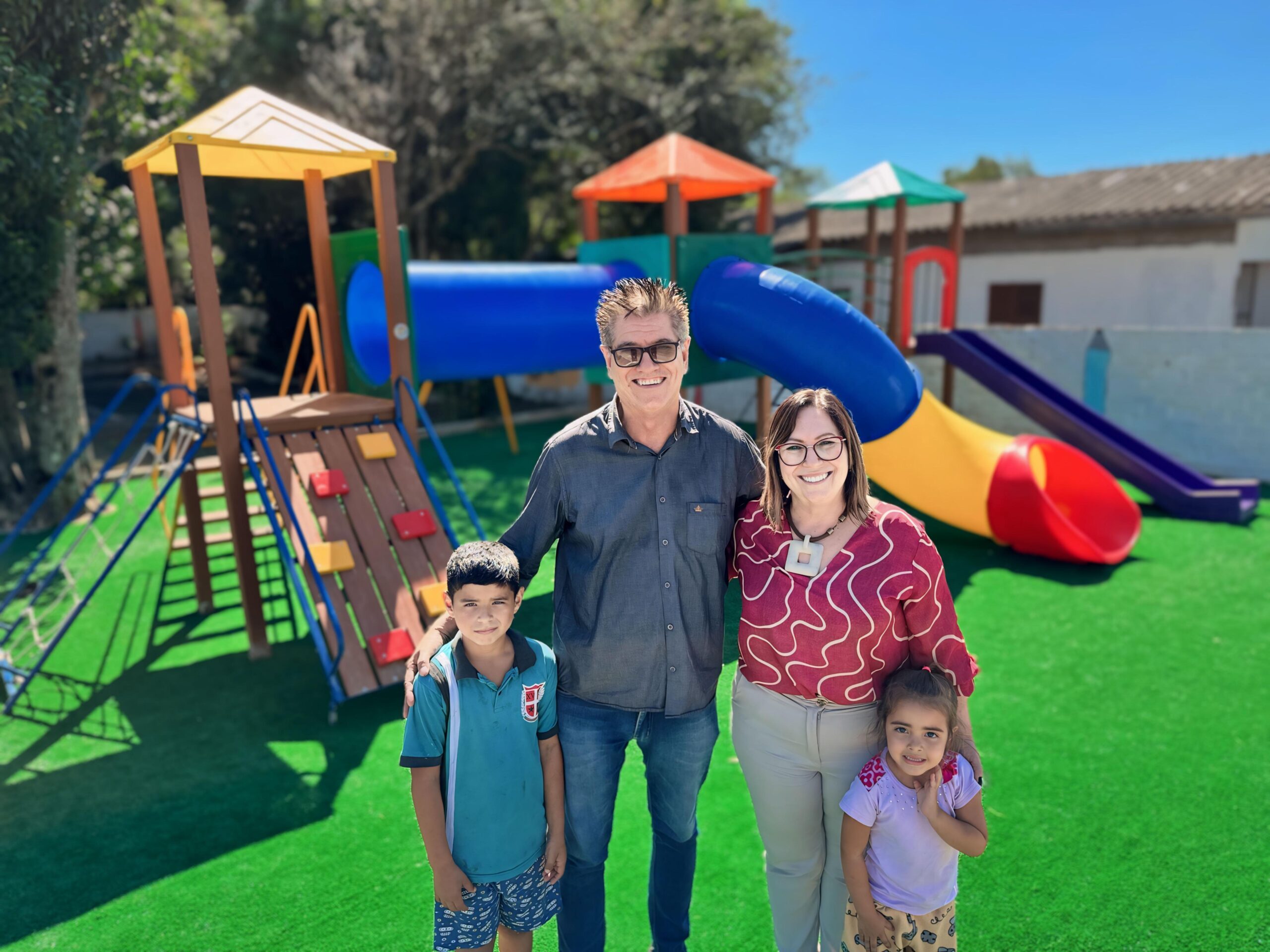 Praça da Bica d’Água em Taquara recebe playground com grama sintética