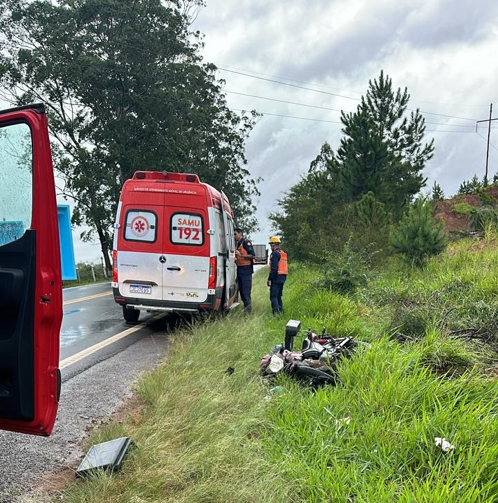 Motociclista fica ferido após se envolver em colisão com outros dois veículos na ERS-239 em Taquara