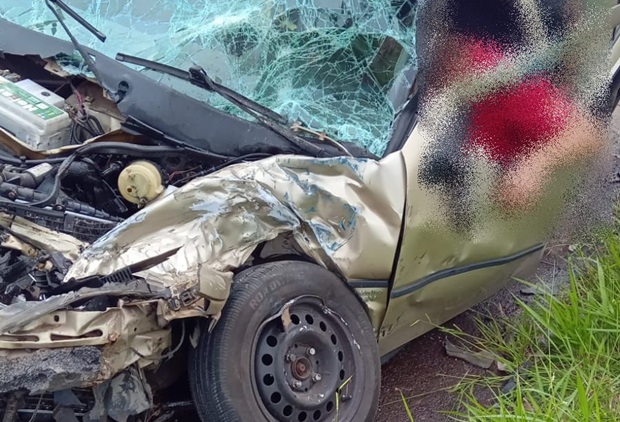 Homem fica preso às ferragens após colisão entre carro e caminhão em Igrejinha