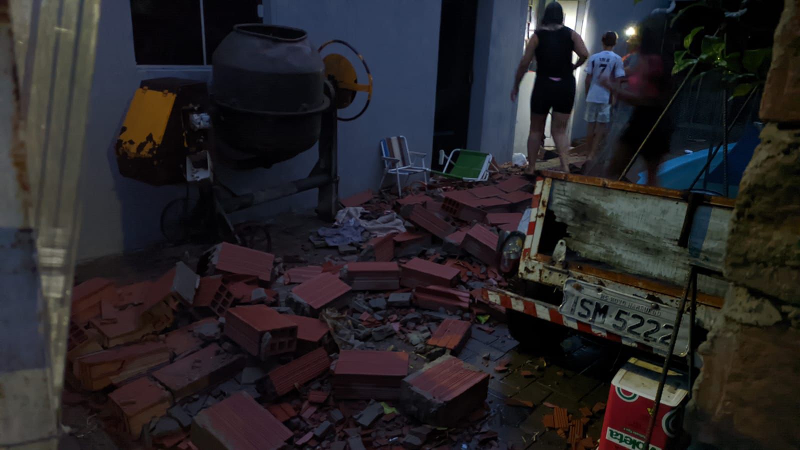 Ventos fortes deixam ao menos dois feridos em Taquara